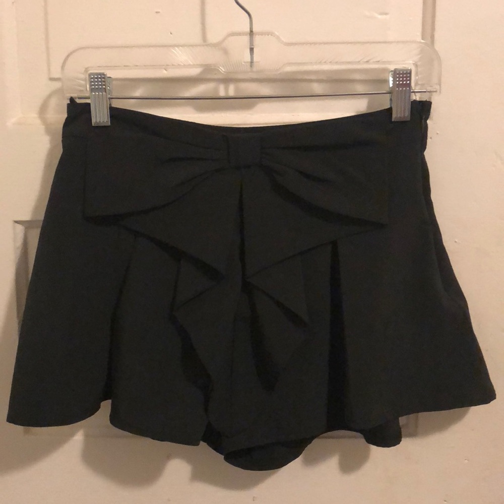 Women’s high wasted skirt-like shorts with bow